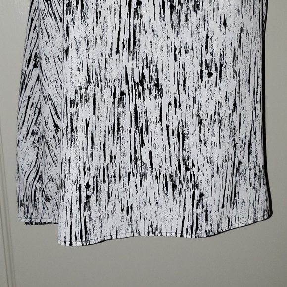 Express Barcelona Cami Reversible Black/White Top - Picture 5 of 15
